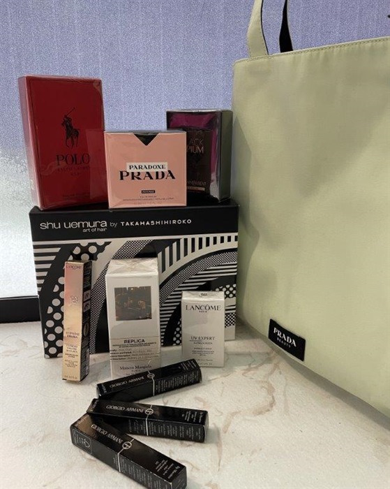 LOT 27 - L'oreal Luxury Gift bag